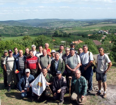 2012. Hagyományőrző Békemenet a Dédes várába. Távolban Dédestapolcsány